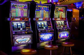 Tampilan permainan slot Mahjong Ways dan dealer baccarat langsung
